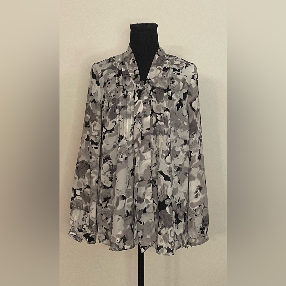 Isaac Mizrahi Live Womens XS Gray Floral Tie Neck Pleated Long Sleeve Blouse - Picture 2 of 6